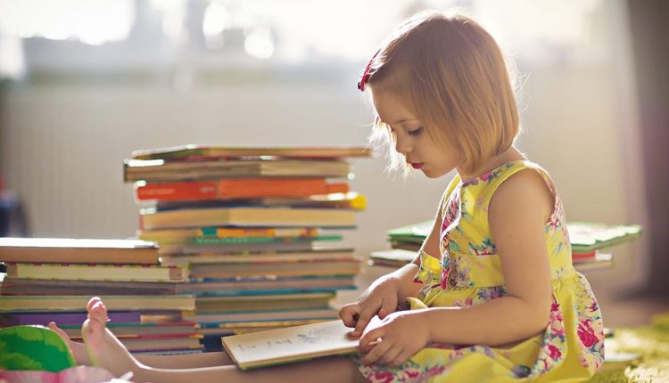 أفضل 7 قنوات يوتيوب للاستماع إلى قصص الأطفال باللغة الإنجليزية!