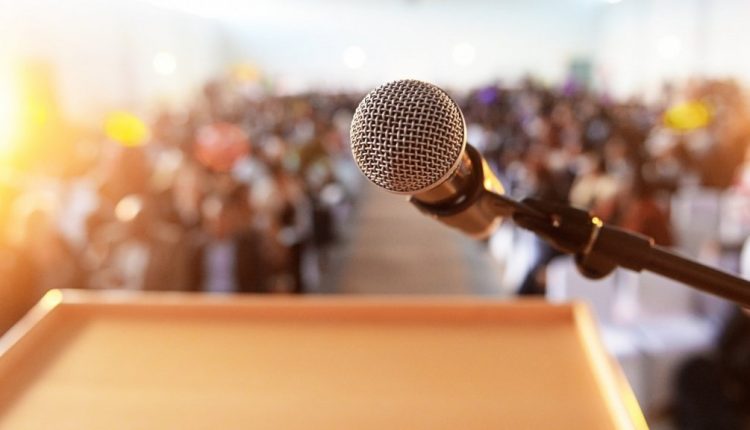 أفضل 6 قنوات لتعلم فن التحدث أمام الجمهور مجانًا