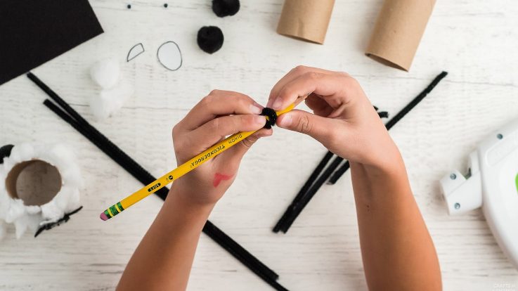 الخطوة السادسة من طريقة عمل نشاط خروف العيد للأطفال