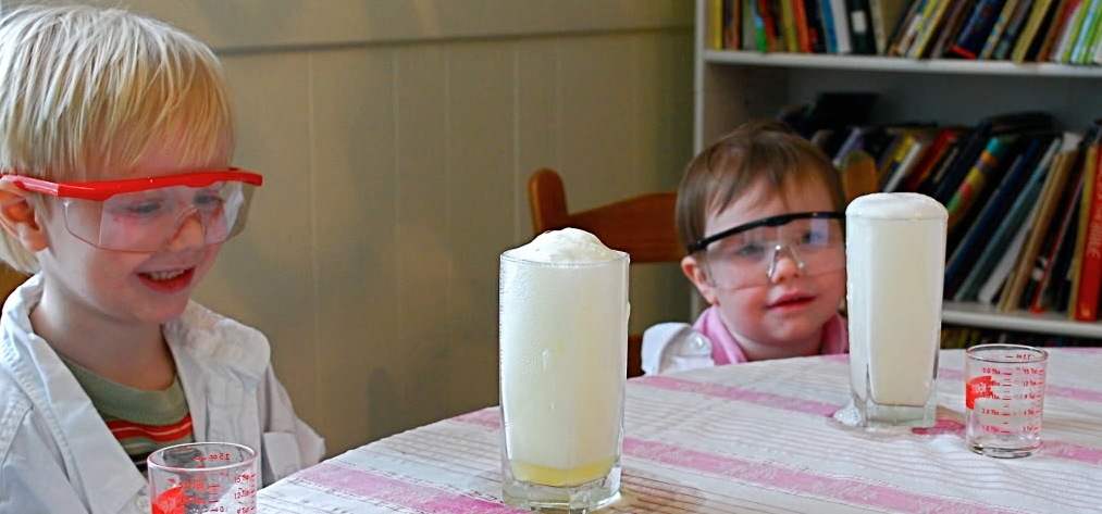تعرّف على تجربة كيمياء الليمون وطريقة عملها للأطفال بالخطوات!