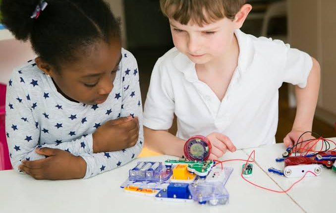 أفضل 4 مواقع تعليم الإلكترونيات للأطفال