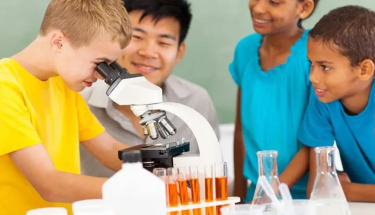 تعرّف على أفضل 6 دورات مجانية لتعليم كيفية تدريس العلوم من موقع future learn!